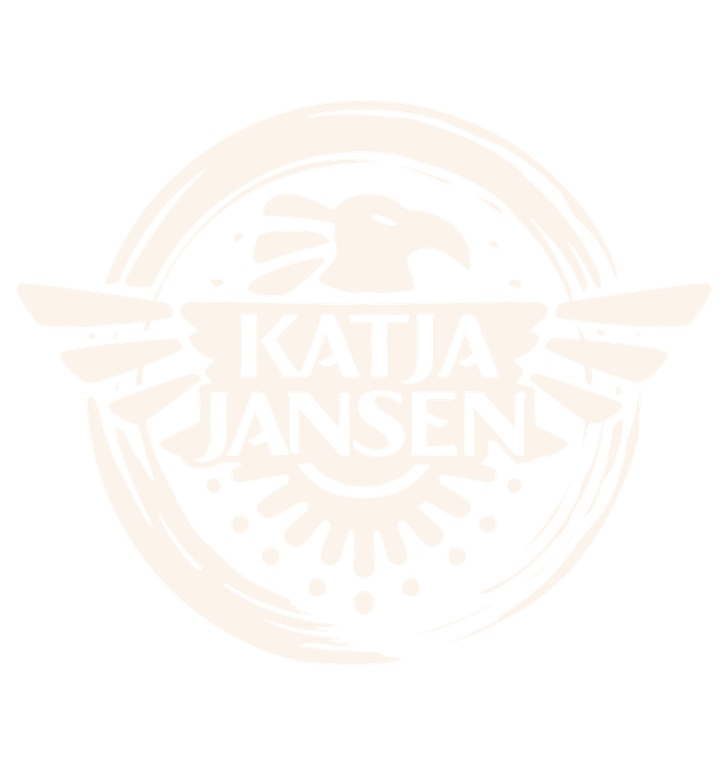 Das Logo von Katja Jansen. Ein Adler vor einem Kreis, in dessen Körper der Name der Autorin steht. Das Logo ist in einem hellen Cremeweiß.