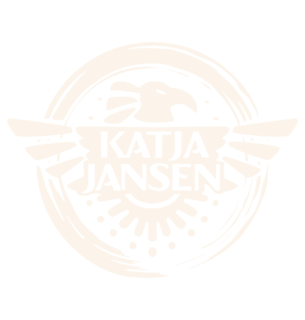 Das Logo von Katja Jansen. Ein Adler vor einem Kreis, in dessen Körper der Name der Autorin steht. Das Logo ist in einem hellen Cremeweiß.