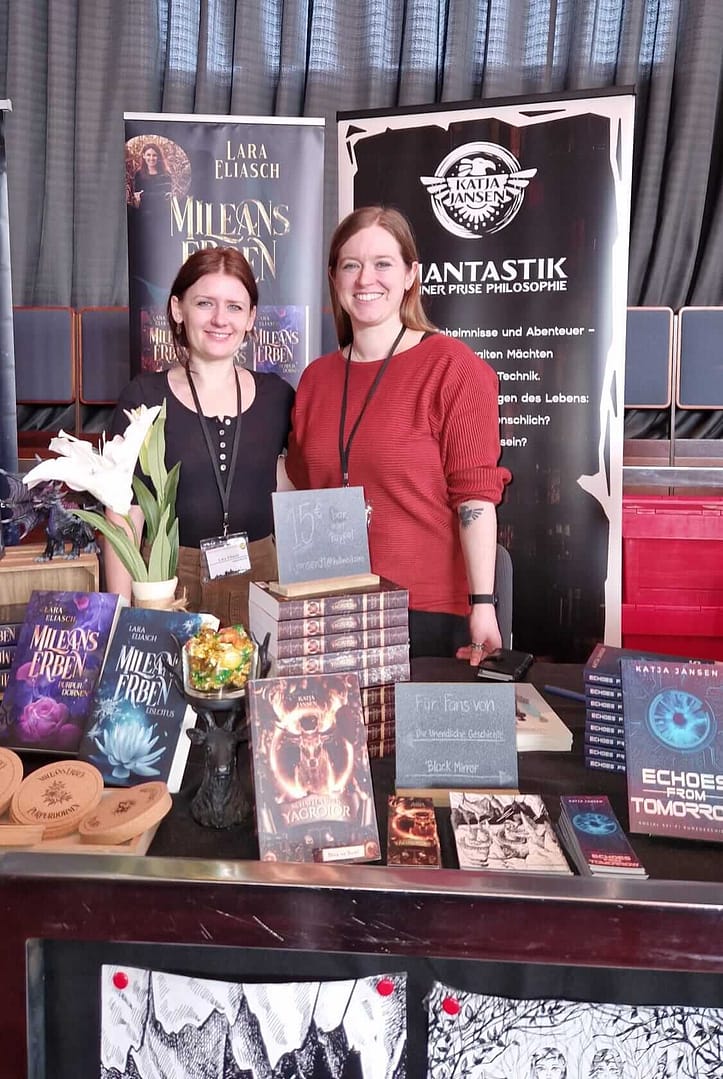 Stuttgarter Buchmesse 2025 Lara Eliasch und Katja Jansen hinter ihrem Stand auf der Stuttgarter Buchmesse 2025