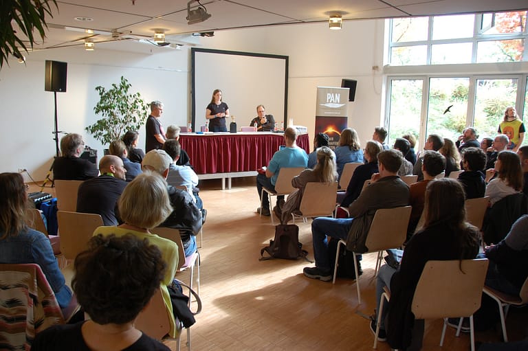 Katja Jansen steht auf der BuCon und trägt ihr Gedicht beim Poetry Slam Contest vor.